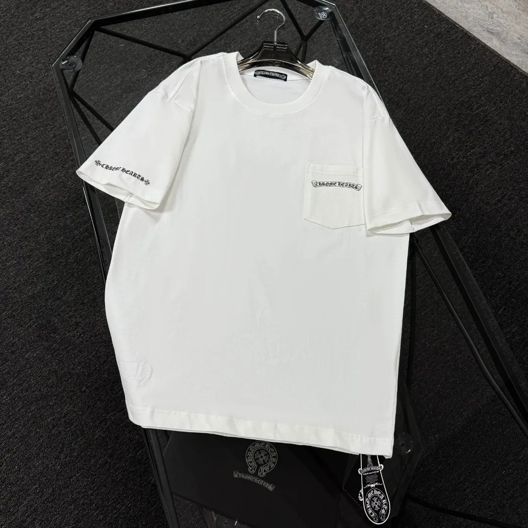 P170 Chrome Hearts Chrome Hearts 25 high-end versions. The fabric is made of 300 grams of high-density pure cotton. It does not deform or shrink. It has three labels. It is the same style for men and women. Technology: Digital printing. Color: White. Black. SIZE: S-XL.